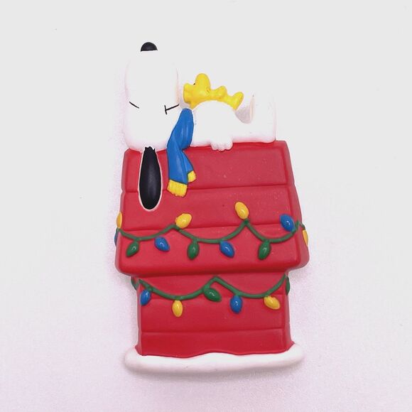 Vintage Snoopy Christmas Pin Woodstock Red Doghouse Peanuts UFS Hallmark CDS - Picture 1 of 4